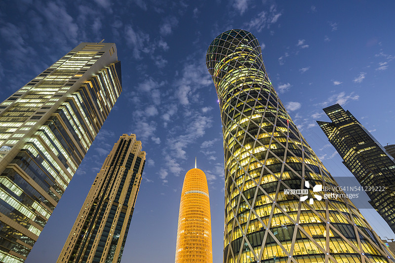 卡塔尔多哈的阿尔达夫纳区（西湾商业区），龙卷风大厦（QIPCO大厦）和多哈塔（建筑师让·努维尔，2008年普利兹克奖得主）的摩天大楼图片素材