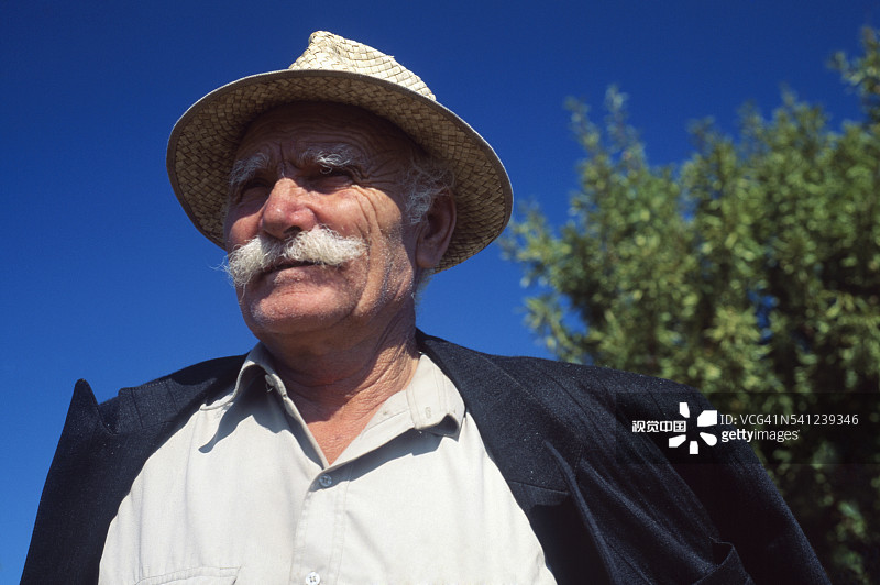 莱斯博斯岛上的年长男人图片素材