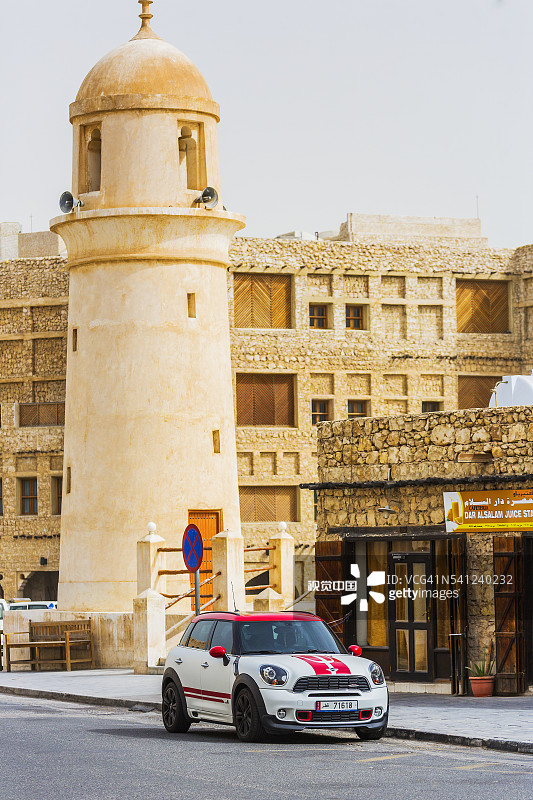 老集市街区瓦其夫市场传统风格清真寺宣礼塔附近的汽车图片素材