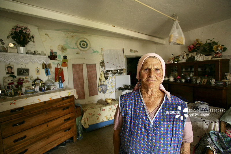 在皮耶特拉佩尔托萨的意大利老年妇女图片素材