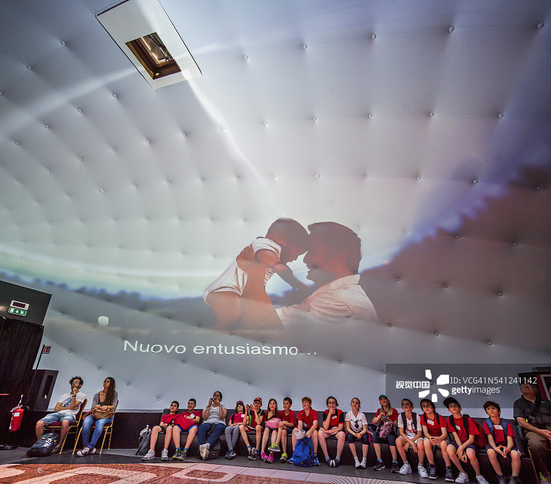 2015年米兰世博会马来西亚馆：学生观看多媒体表演图片素材