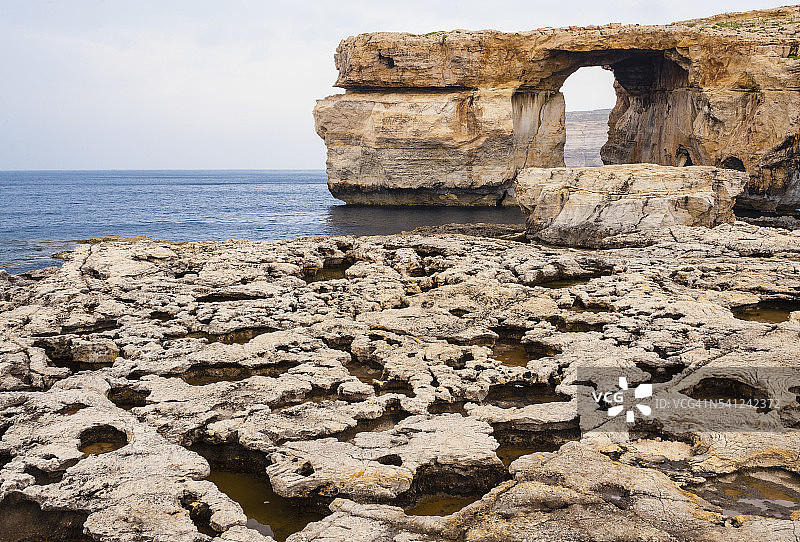 Azure Window自然拱门附近的景色图片素材