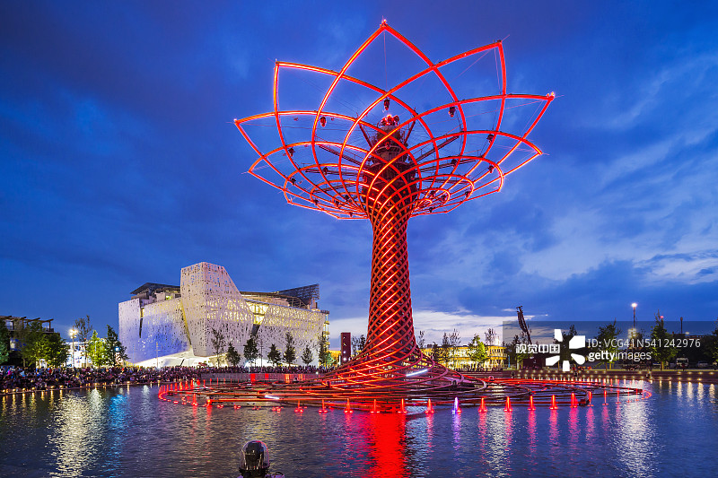 2015年米兰世博会生命之树和湖泊竞技场，背景是意大利馆图片素材