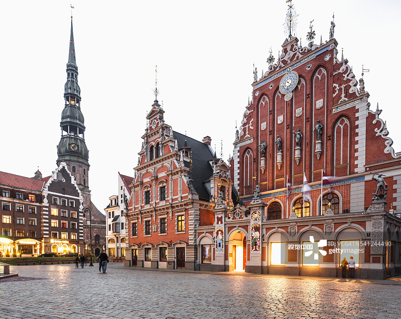 市政厅广场、黑头兄弟会之屋和圣彼得教堂的钟楼图片素材