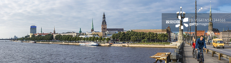 道加瓦河和老城区的石桥上的自行车图片素材