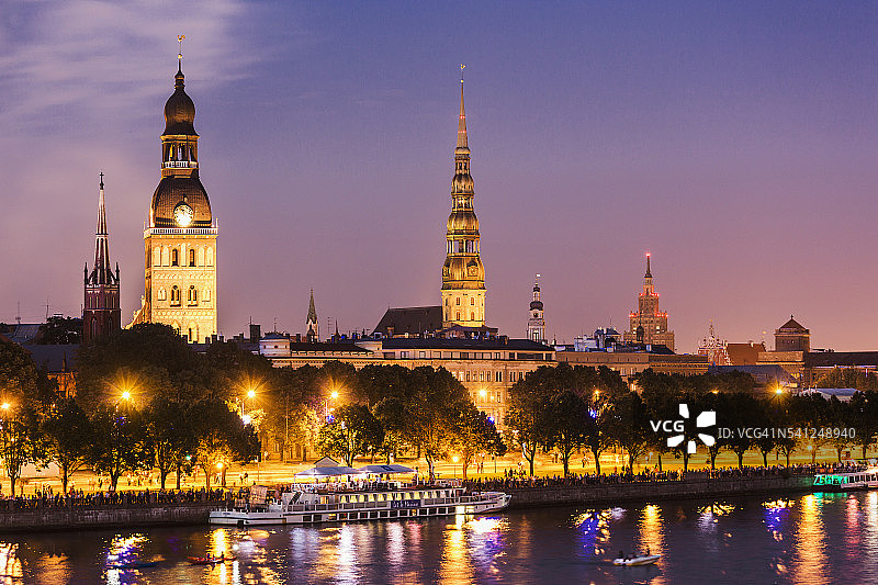 道加瓦河畔的救世主圣公会教堂、福音路德大教堂、圣彼得教堂和拉脱维亚科学院图片素材