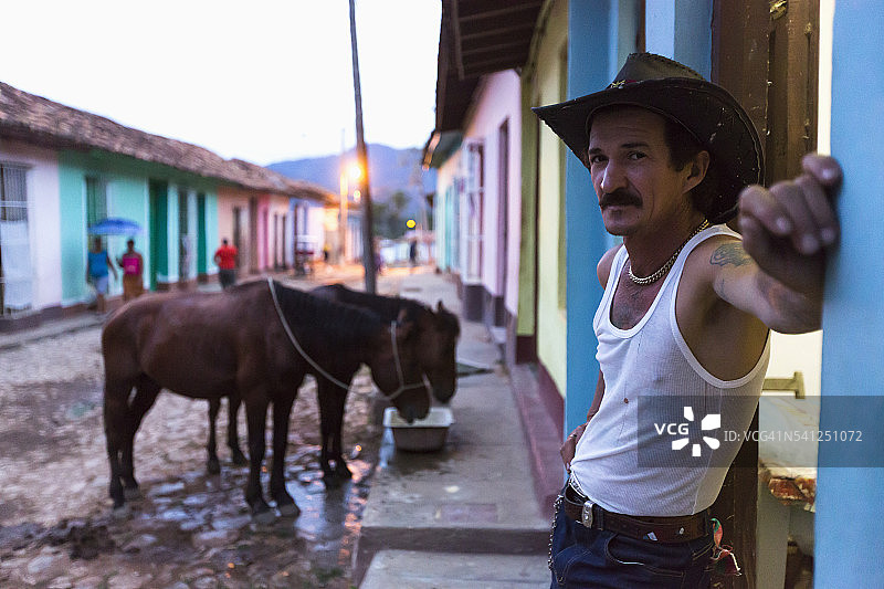 乡村街道上的男人肖像图片素材