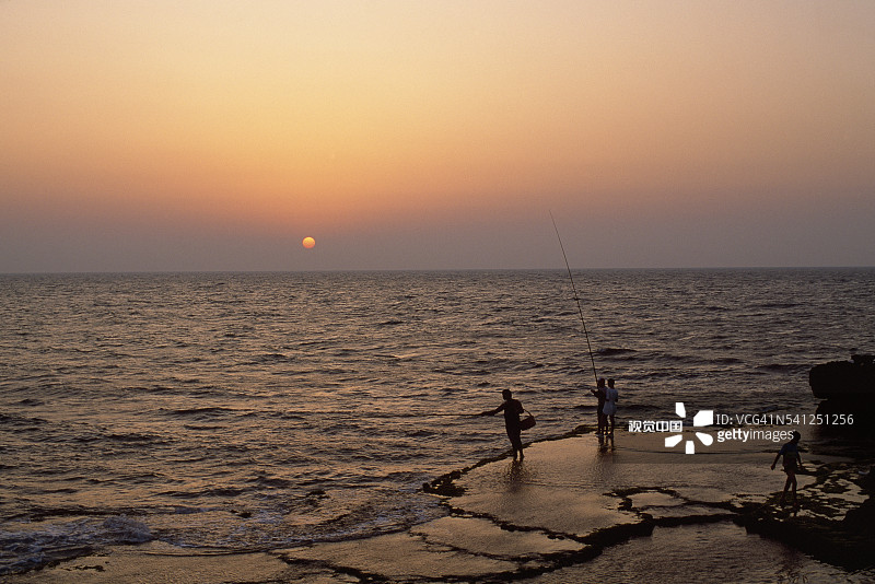 阿卡日落时分的渔民图片素材