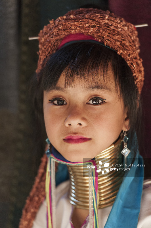 奈索村的年轻长颈巴东族妇女图片素材