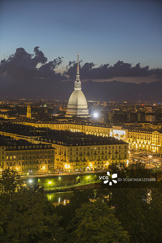 从圣玛丽亚卡普金教堂眺望城镇和安托内利尖塔图片素材