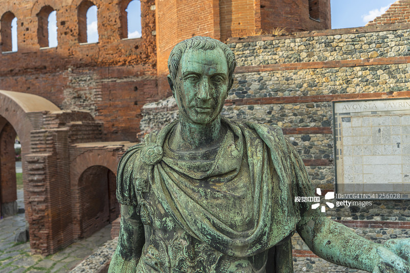 朱利叶斯·凯撒雕像与帕拉蒂纳门图片素材