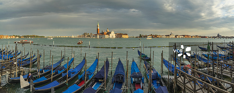 圣马可区，里瓦德尔斯基亚沃尼，运河上的贡多拉和圣乔治马焦雷岛图片素材