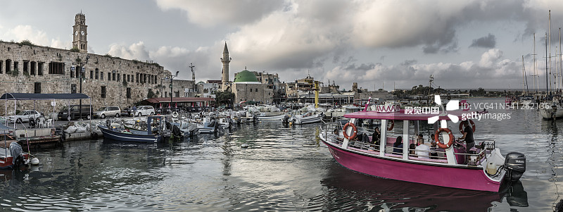 带有钟楼和锡南帕夏清真寺的旅游港口图片素材