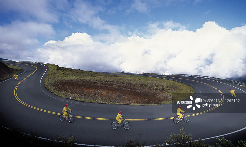 从哈莱阿卡拉火山下坡骑行图片素材