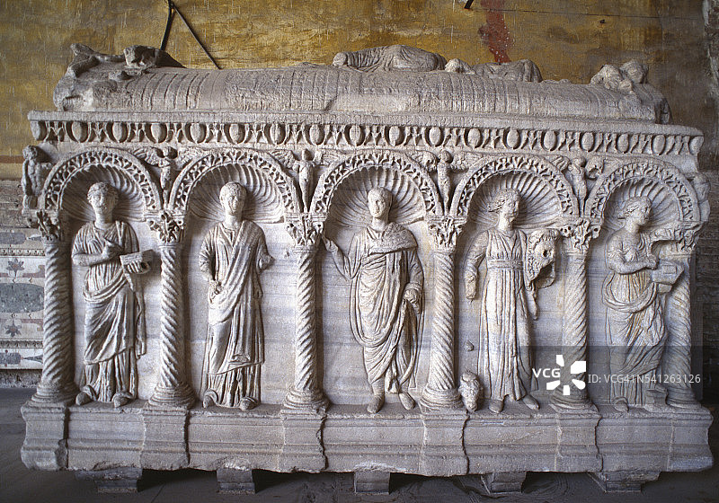 比萨公墓中的石棺图片素材