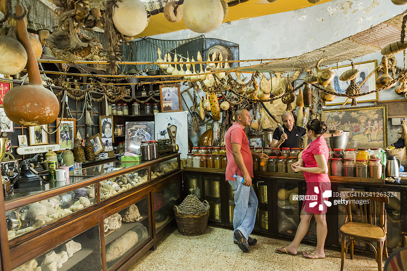 集市中的土耳其咖啡和香料店图片素材