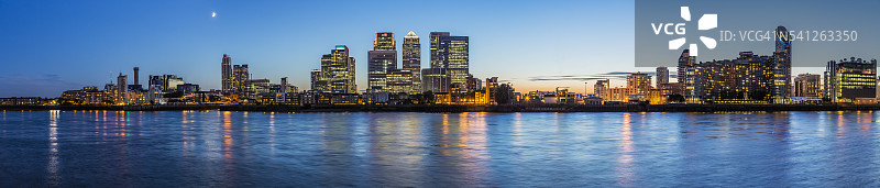 泰晤士河和金丝雀码头图片素材