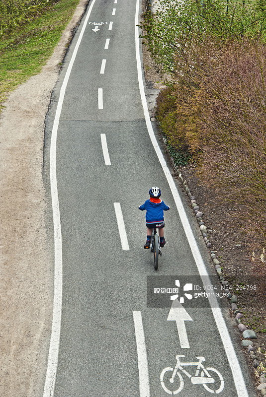 骑自行车的孩子图片素材