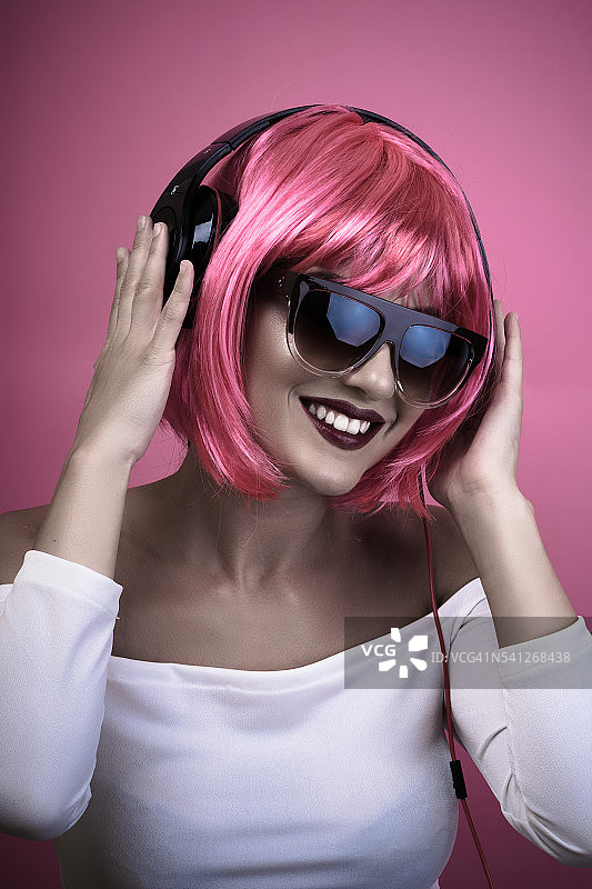 享受音乐的年轻女人图片素材