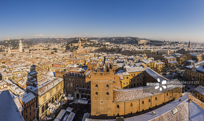 signori广场（也称为但丁广场）中的CanSignorio宫殿（宫殿）和雪下的城镇图片素材