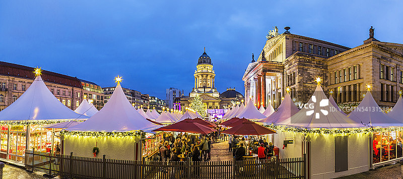 柏林宪兵广场圣诞市场，右侧为柏林音乐厅，背景为德国主教堂图片素材