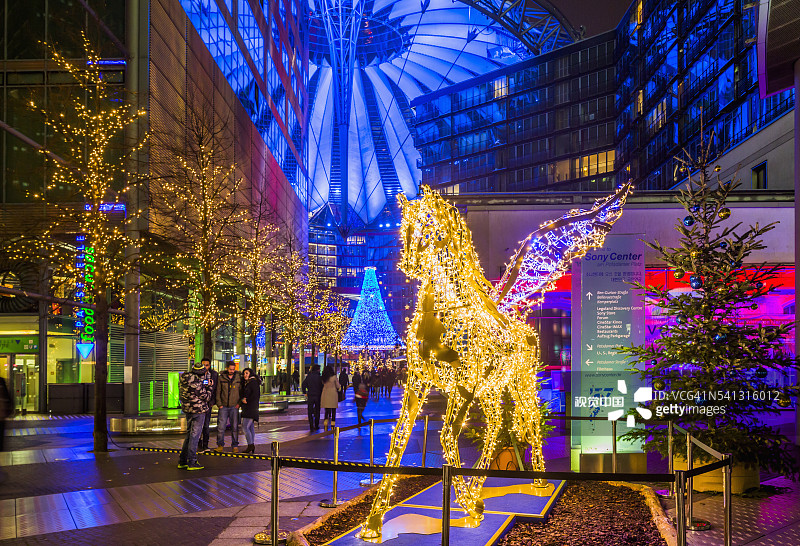 波茨坦广场，索尼中心（赫尔穆特·雅恩项目）的圣诞装饰图片素材