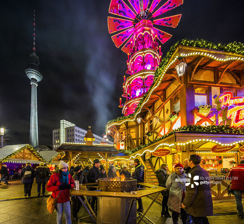 亚历山大广场圣诞市场，左侧是电视塔图片素材