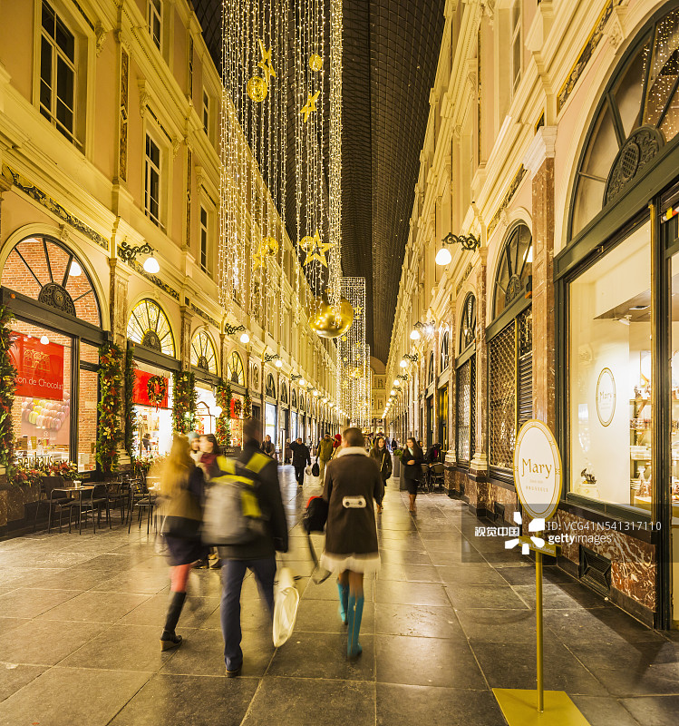 圣诞期间的圣于贝尔皇家拱廊街国王画廊图片素材