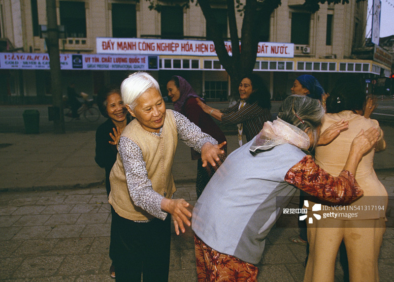 清晨锻炼的年长女人们图片素材