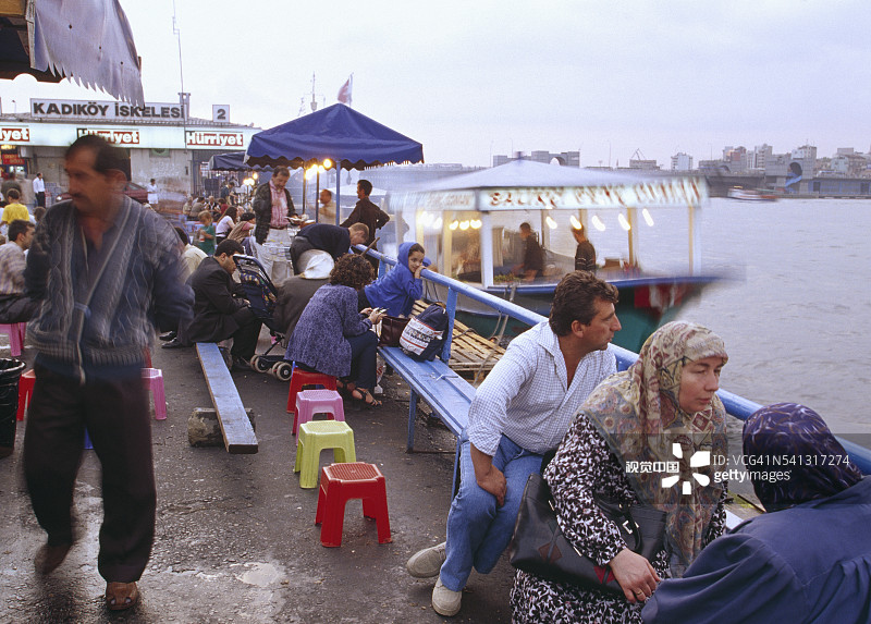 在渡轮码头等候的乘客图片素材