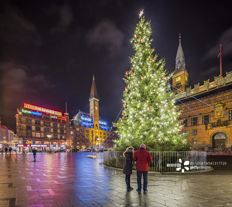 哥本哈根市政厅广场的圣诞树和市政厅图片素材