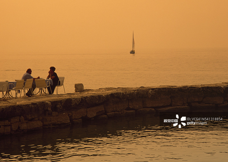 小型码头上的用餐图片素材