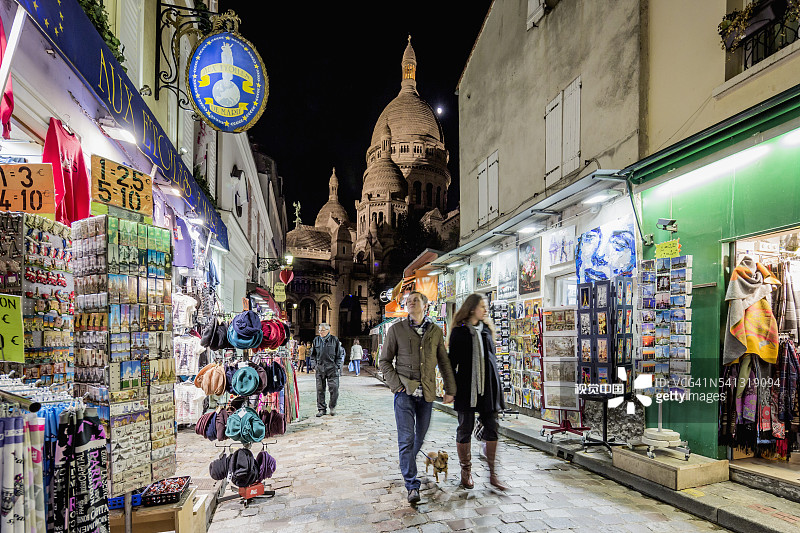 蒙马特圣心堂街头行人图片素材