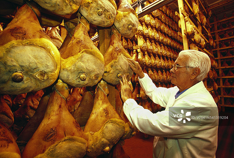 检查腌制火腿的男人图片素材