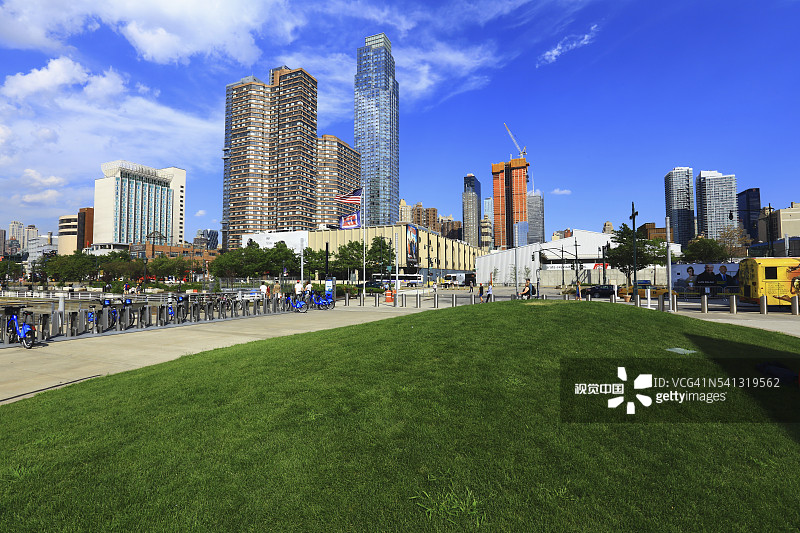 地狱厨房：哈德逊河84号码头，无畏号海空航天博物馆附近的皮划艇图片素材