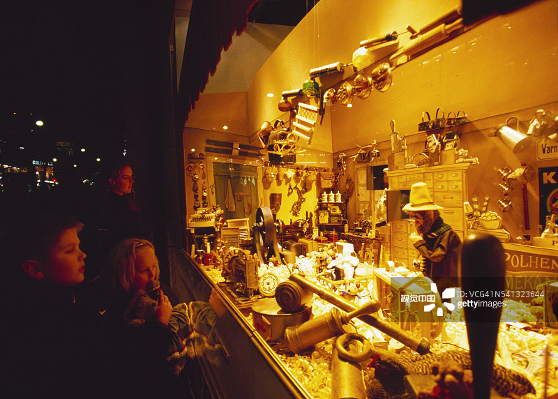 圣诞节橱窗购物者图片素材