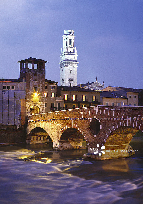 维罗纳的彼得拉桥和大教堂钟楼图片素材