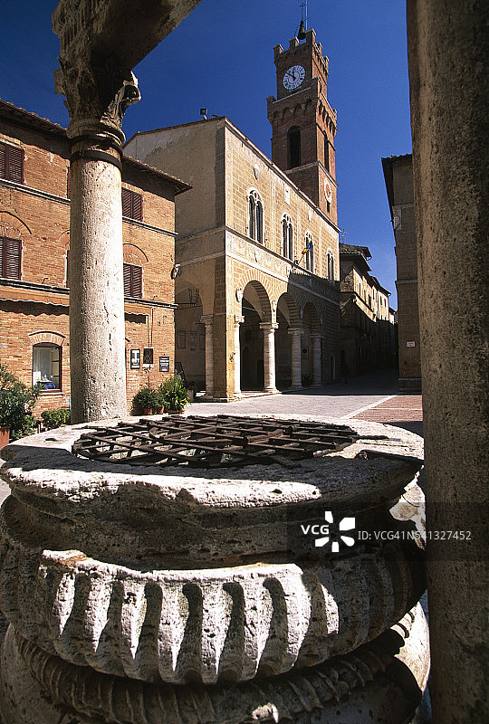 皮奥二世广场的历史古井图片素材