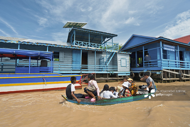 暹粒附近洞里萨湖的空尼水上村庄图片素材