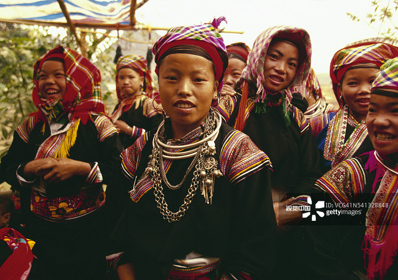 在黑苗村穿着婚礼服饰图片素材