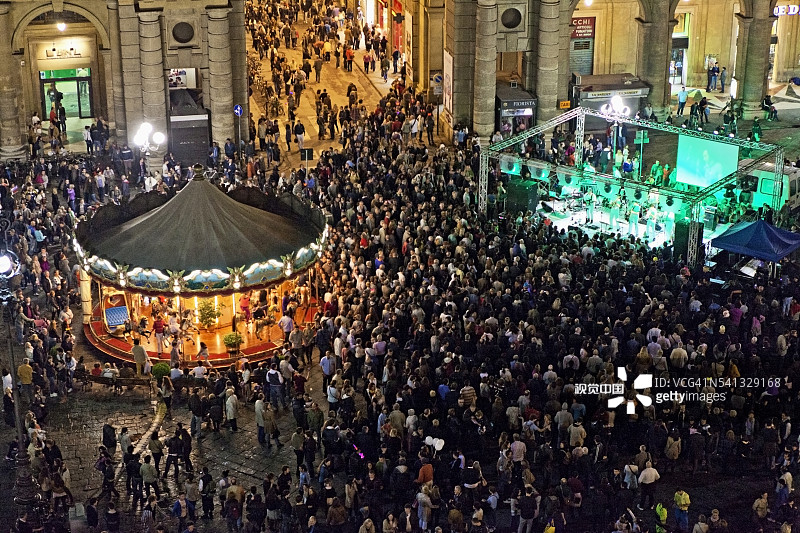 “白色之夜”活动期间夜晚的共和国广场图片素材