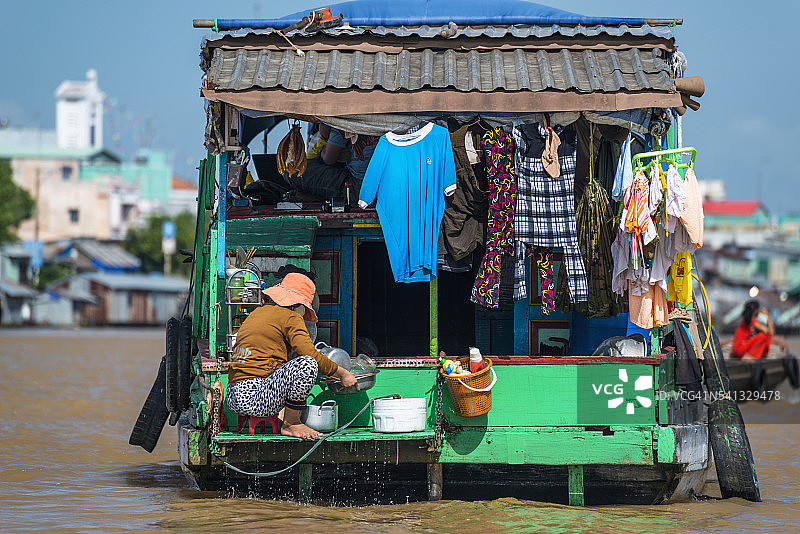 湄公河上的船屋和洗衣场景图片素材