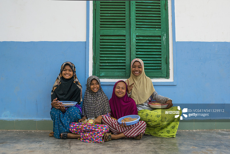 年轻女孩们在售卖自制蛋糕图片素材