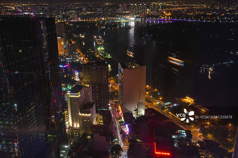 从Bitexco金融塔49层俯瞰的天际线夜景图片素材