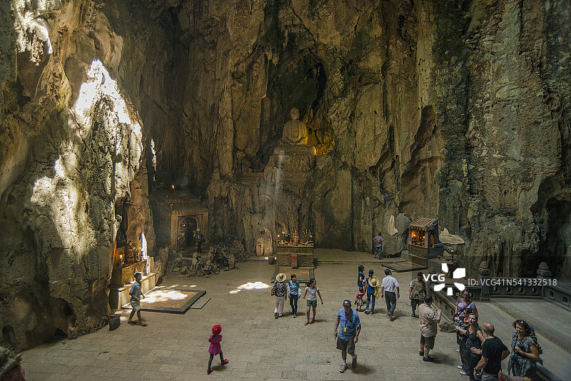 照亮玄空洞的大理石山光线图片素材