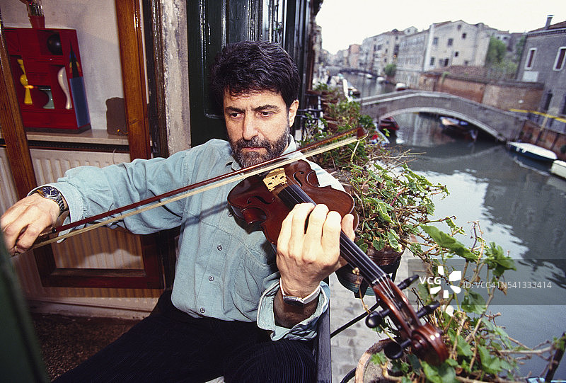 作曲家克劳迪奥·安布罗西尼图片素材