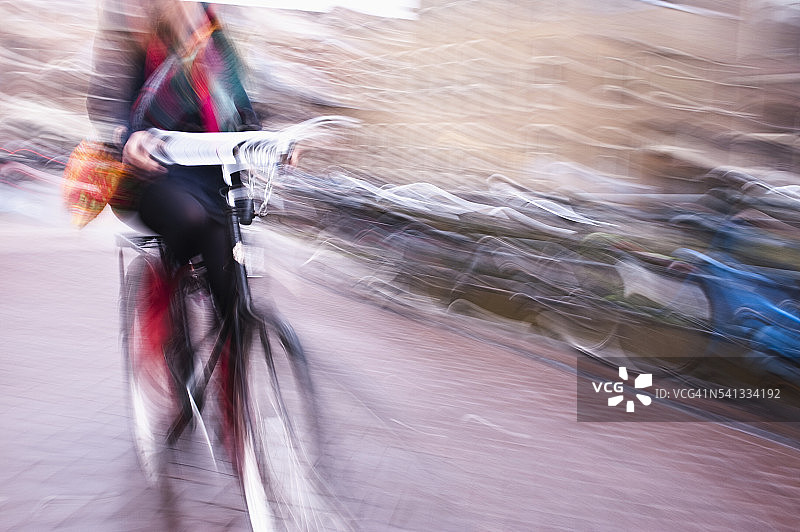 骑自行车的女人图片素材