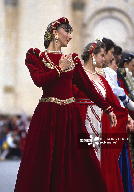 身着传统服装的表演者图片素材