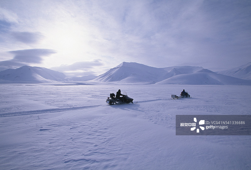 在前往巴伦支堡的赛道上玩雪地摩托图片素材