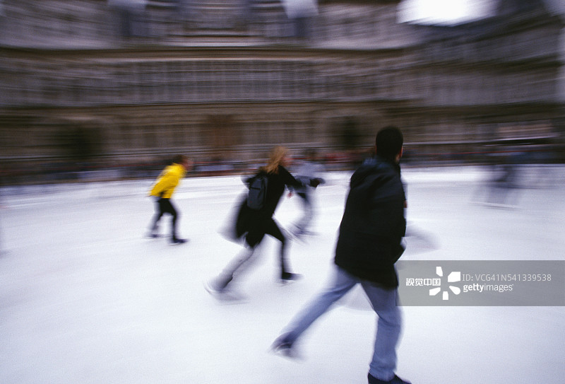 巴黎市政厅外的滑冰场图片素材